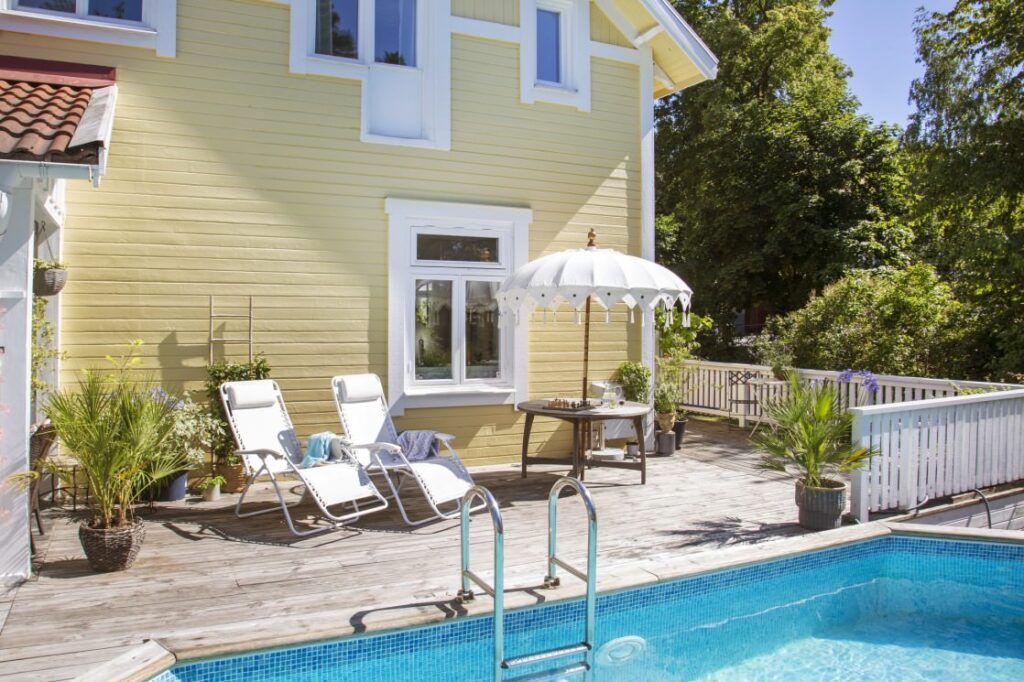 Målning av fasad med linoljefärg, Nynäshamn