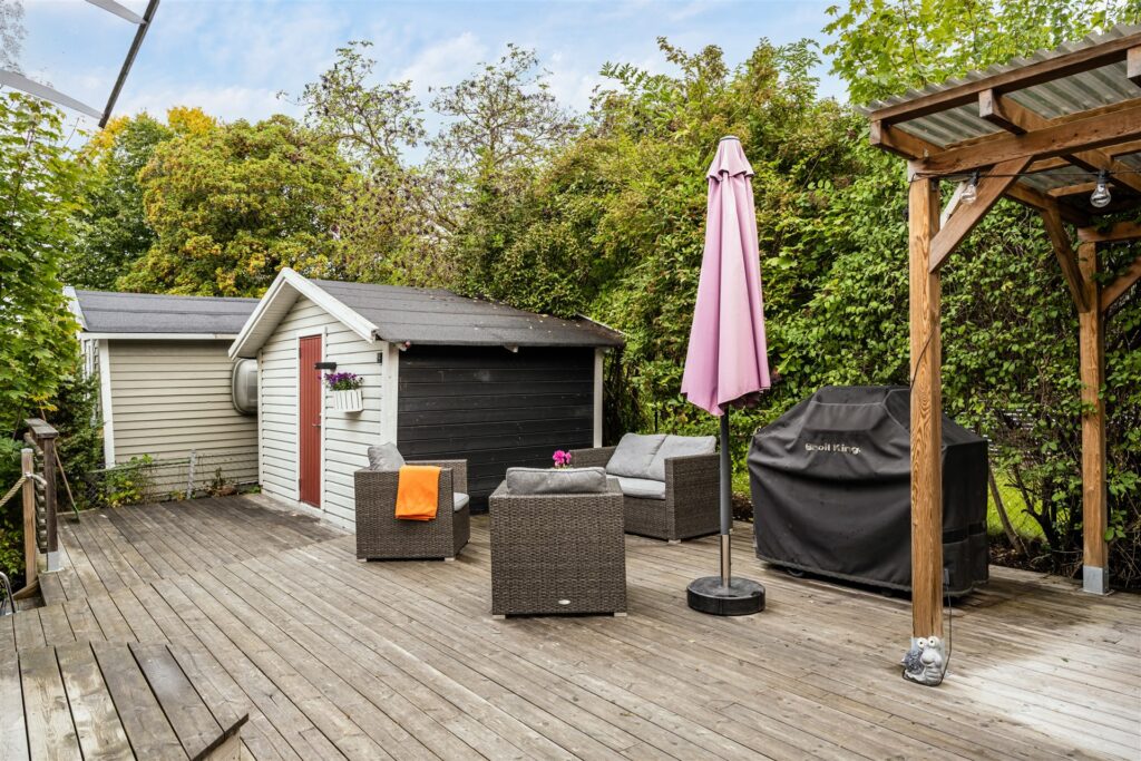 Takbyte av asfaltstak på förråd. Tyresö Trollbäcken