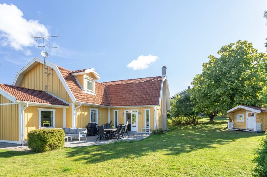 Renovering av tegeltak på 2 planshus. Enskede Svedmyra